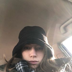 Meet your Posher, Elizbeth